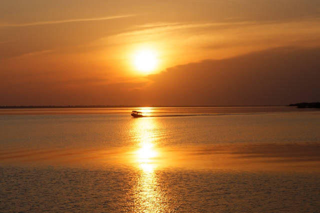 Vue du coucher de soleil à partir de Ponta Negra à Manaus